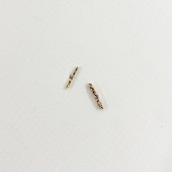 ES40B W GOLD | GOLD STICK POSTS